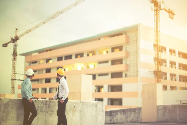 Jeune architecte souriant ou constructeur d'ingénierie en casque dur avec — Photo