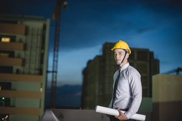 Jeune architecte souriant ou constructeur d'ingénierie en casque dur avec — Photo