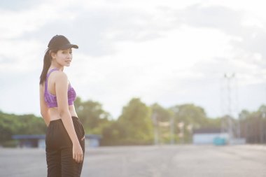 Genç kadın runner üzerinde koşu sokak exerc için çalışıyor olması