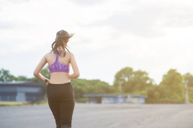 Genç kadın runner üzerinde koşu sokak exerc için çalışıyor olması