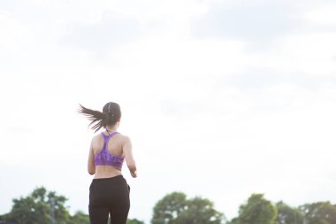 Genç kadın runner üzerinde koşu sokak exerc için çalışıyor olması