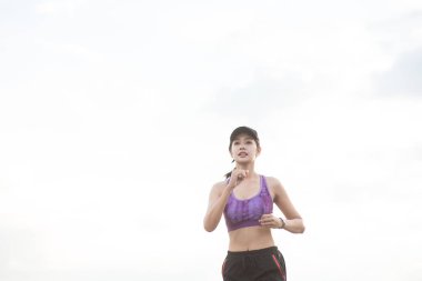 Genç kadın runner üzerinde koşu sokak exerc için çalışıyor olması