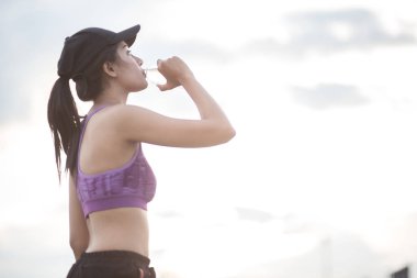 Seçici odak genç kadın spor yapan. Bir dinlenme al bir