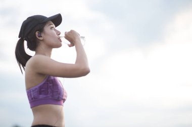 Seçici odak genç kadın spor yapan. Bir dinlenme al bir