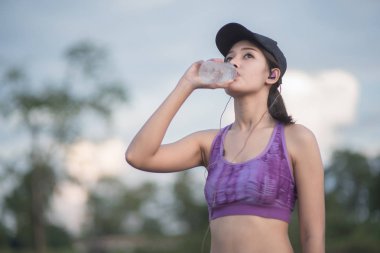 Seçici odak genç kadın spor yapan. Bir dinlenme al bir