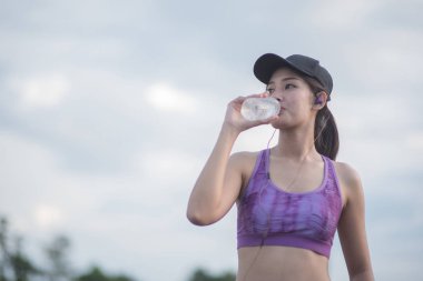 Seçici odak genç kadın spor yapan. Bir dinlenme al bir