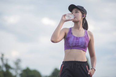 Seçici odak genç kadın spor yapan. Bir dinlenme al bir