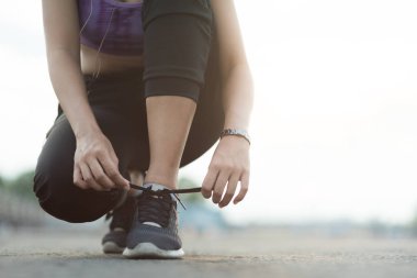 genç kadın runner fo üzerinde ayakta koşu daha önce ayakkabı bağcığı bağlama