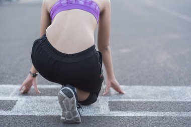 Genç kadın runner üzerinde koşu sokak exerc için çalışıyor olması