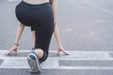Genç kadın runner üzerinde koşu sokak exerc için çalışıyor olması