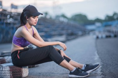 Genç kadın runner üzerinde koşu sokak exerc için çalışıyor olması