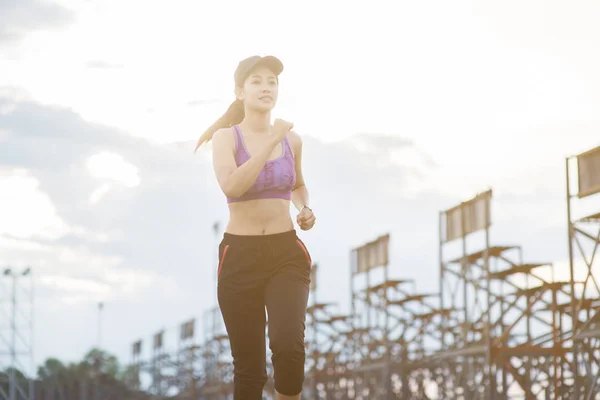 Mladá žena běžec je běhání na ulici používat pro exerc — Stock fotografie