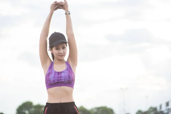 Młoda kobieta runner jest jogging na ulicy będzie uruchomiona dla exerc — Zdjęcie stockowe