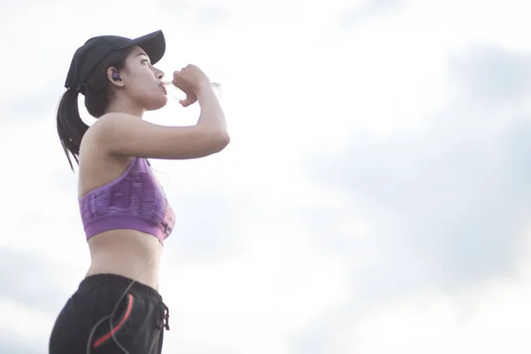 Enfoque selectivo Mujer joven que practica deportes. Tomar un descanso un — Foto de Stock