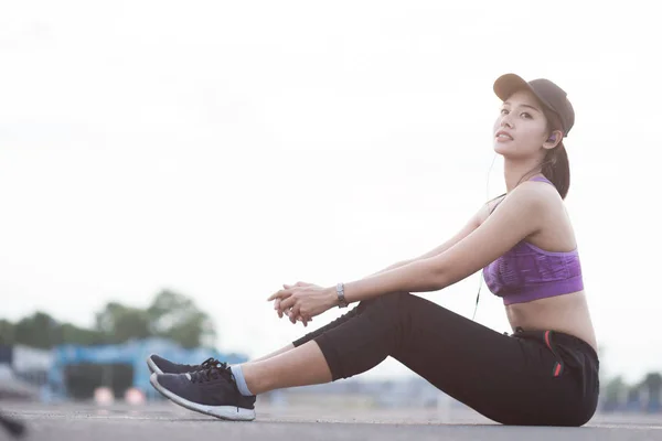 Młoda kobieta runner jest jogging na ulicy będzie uruchomiona dla exerc — Zdjęcie stockowe