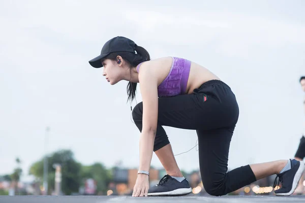 Corredor mujer joven está corriendo en la calle estar corriendo para el ejercicio — Foto de Stock