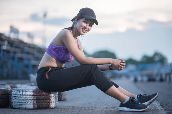 Jonge vrouw runner is joggen op de straat worden uitgevoerd voor exerc — Stockfoto