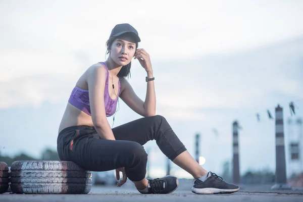 Junge Läuferin joggt auf der Straße, um Sport zu treiben — Stockfoto