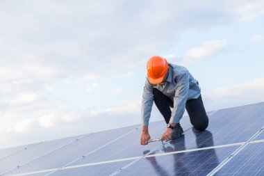 Mühendisler elektrik sistemi kontrol ediyor. Seçici odak. E