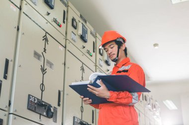 Mühendisler elektrik sistemi kontrol ediyor. Seçici odak. E