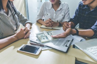 işadamı almak para kavramı, banka müşteri görüşmeye geliyor 