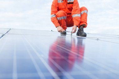 Mühendisler elektrik sistemi kontrol ediyor. Seçici odak. E