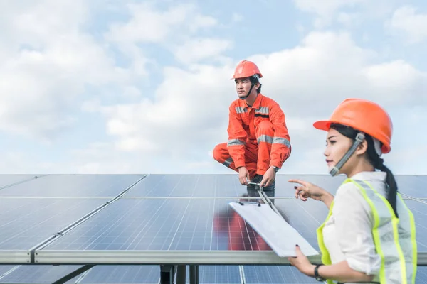 Mühendisler elektrik sistemi kontrol ediyor. Seçici odak. Mühendis ve yöneticiler planları görüşüyorlar.