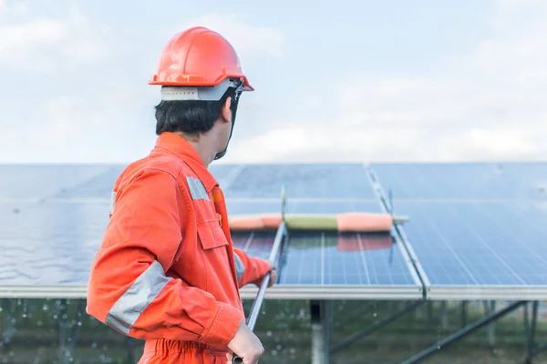Mühendisler elektrik sistemi kontrol ediyor. Seçici odak. E