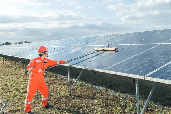 Mühendisler elektrik sistemi kontrol ediyor. Seçici odak. E