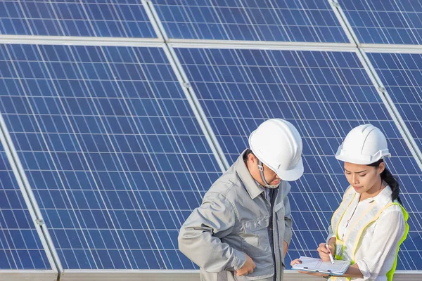 Engenheiros Estão Verificar Sistema Eléctrico Foco Seletivo Engenheiros Executivos Estão — Fotografia de Stock