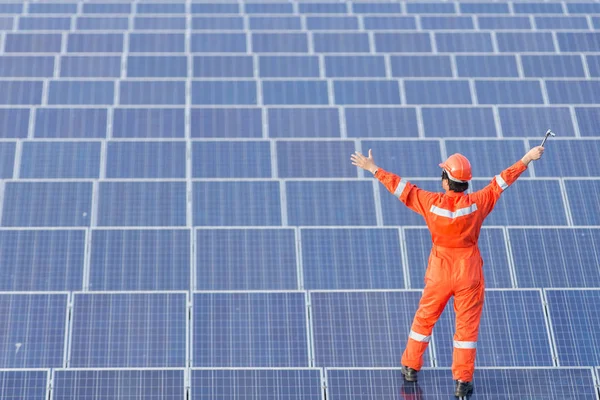 Mühendisler elektrik sistemi kontrol ediyor. Seçici odak. E