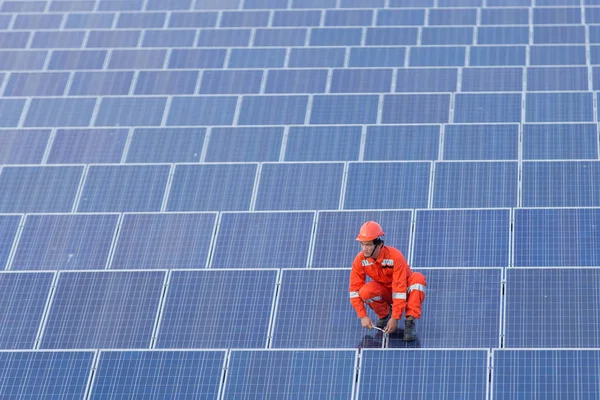 Mühendisler elektrik sistemi kontrol ediyor. Seçici odak. E