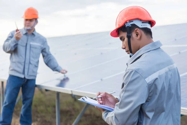 Ingenieure überprüfen die Elektrik. Selektiver Fokus. e — Stockfoto