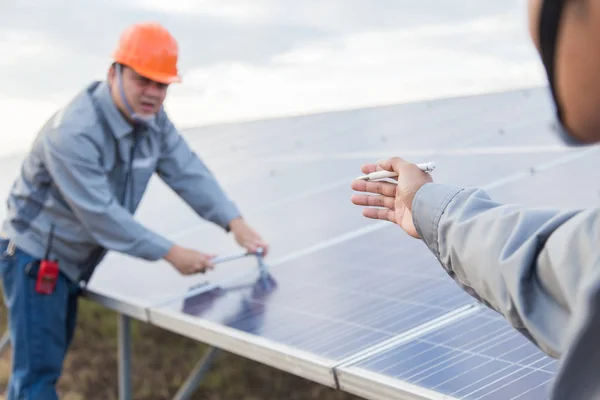 Os engenheiros estão a verificar o sistema eléctrico. Foco seletivo. E — Fotografia de Stock