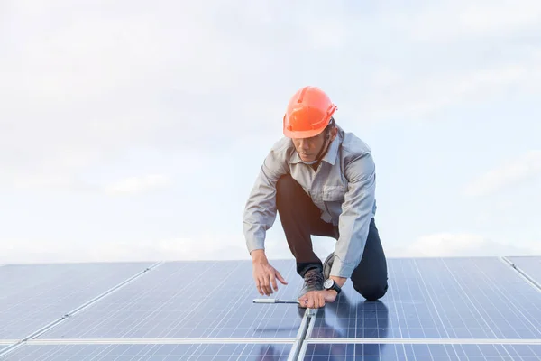 Ingenieure überprüfen die Elektrik. Selektiver Fokus. e — Stockfoto