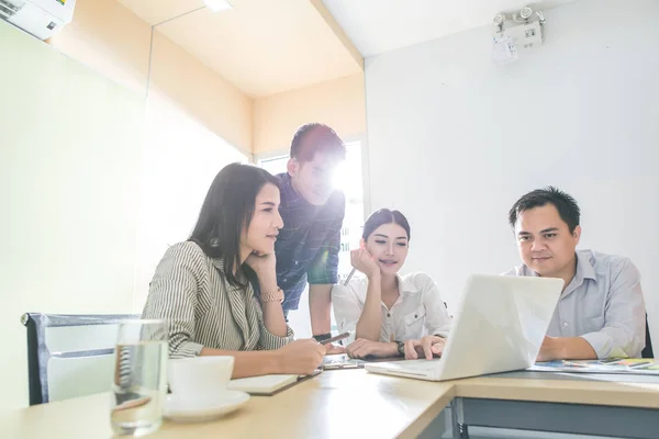 Yeni başlangıç projesi ile çalışma iş insanlar Toplantı zamanı. Ben