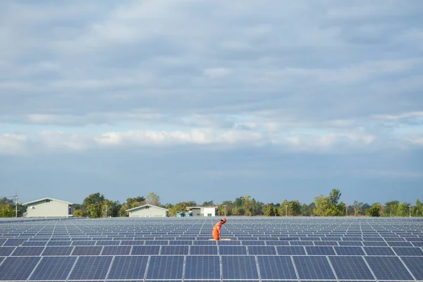 Os engenheiros estão a verificar o sistema eléctrico. Foco seletivo. E — Fotografia de Stock