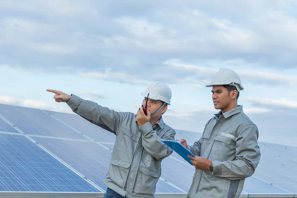 Os engenheiros estão a verificar o sistema eléctrico. Foco seletivo. E — Fotografia de Stock