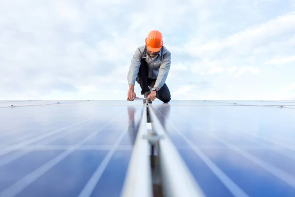 Mühendisler elektrik sistemi kontrol ediyor. Seçici odak. E