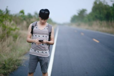 Turist adam deneyin kendisi ile harita ve smartphone sesinden içinde gezinmek