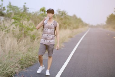 yürüyüş yalnız boş bir yolda ve sıcak. Yolda otostop.