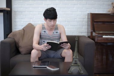 Çekici işadamı kanepede otururken Smartphone kullanarak