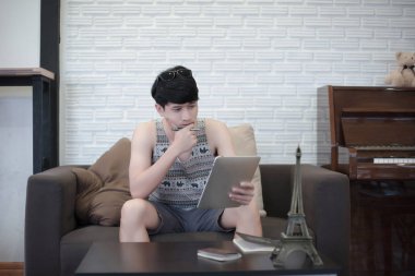 Çekici işadamı kanepede otururken Smartphone kullanarak