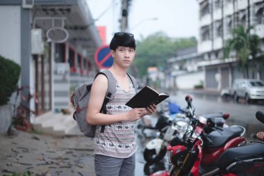 Turist adam deneyin kendisi ile harita ve smartphone sesinden içinde gezinmek