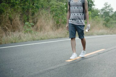 Turist adam deneyin kendisi ile harita ve smartphone sesinden içinde gezinmek