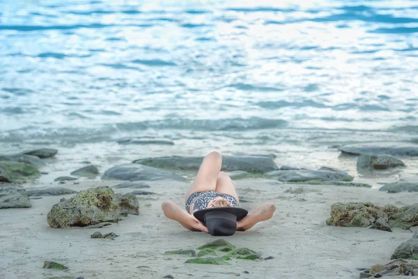 Frau am Strand — Stockfoto