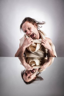 Mumya uyanışı. Günlük rutin kavramı kaçış. Adam bandaj Mısır mumya sarılmış..