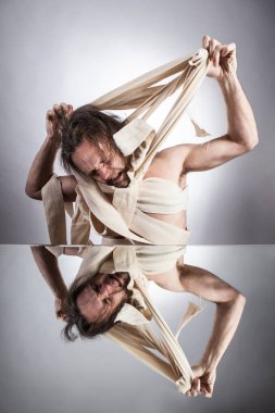 Mumya uyanışı. Günlük rutin kavramı kaçış. Adam bandaj Mısır mumya sarılmış..