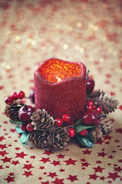 Dekoracje świąteczne ze świecami. — Zdjęcie stockowe