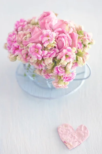 Precioso ramo de flores rosadas — Foto de Stock